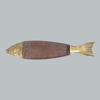 Charola para pescado. Siglo XX. Diseño a manera de pescado. Elaborada en madera y latón dorado. Presenta marcas, manchas y d...
