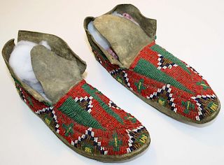 1890 Sioux beaded moccasins, length 10”
