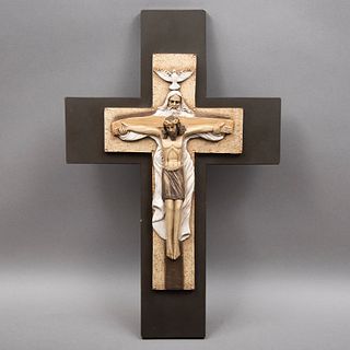 CRUCIFIJO CON SANTÍSIMA TRINIDAD SIGLO XX Elaborado en resina modelada sobre cruz en MDF 53 cm altura total Detalles de cons...