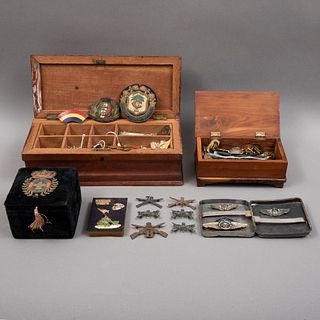Coleción de Medallas y botones conmemorativas. Diferentes origenes, Siglo XX. Elaboradas en plata, latón, metal base y madera. 133 pzas