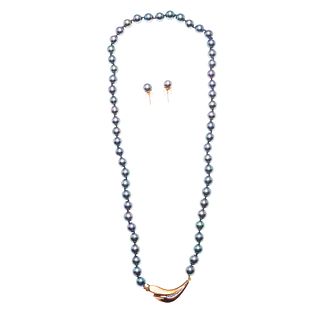 Collar de un hilo y par de broqueles con perlas tahitianas y diamantes en oro amarillo de 14k. 58 perlas tahitianas de 6 mm. 3 d...