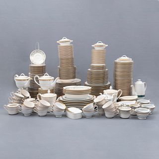 SERVICIO ABIERTO DE VAJILLA. JAPÓN, SXX. Elaborada en porcelana. Diferentes diseños. Decorada con elementos vegetales, orgánicos.