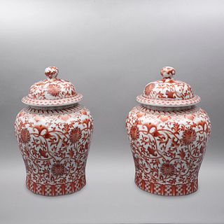 PAR DE TIBORES. ORIGEN ORIENTAL, SXX. Elaborados en cerámica. Decorados con elementos florles y vegetales.