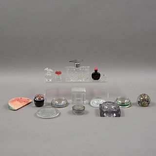 LOTE DE ARTÍCULOS MINIATURA SIGLO XX. Elaborados en cristal y vidrio Consta de pisapapeles y perfumeros. 13 cm diámetro mayo...