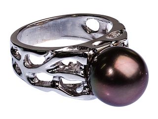 18k White Gold and Black Pearl Ring