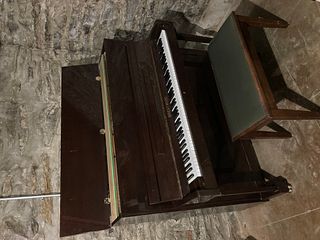 BRENTWOOD SPINET PIANO W/BENCH