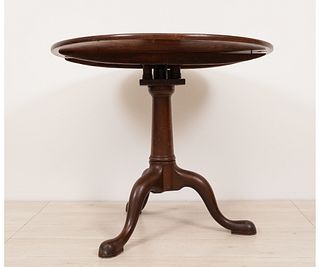 ANGLO-IRISH QUEEN ANNE TEA TABLE