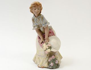 LLADRO PORCELAIN FIGURE OF A GIRL WITH FLOWERS