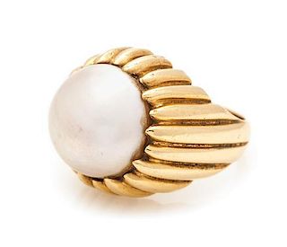 * A 14 Karat Yellow Gold and Mabe Pearl Ring, 9.50 dwts.
