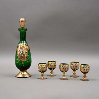 JUEGO PARA LICOR  ITALIA, SIGLO XX Elaborada en cristal de Murano verde, con esmalte dorado y decoración floral  Consta de: li...