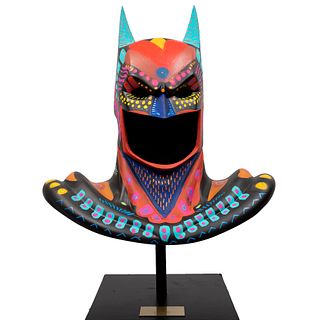 ERICK SANDOVAL HOFMANN "UNEG" (México, Siglo XX) HÍBRIDO FOLK Busto de Batman. Acrílico. 48 cm altura. Con pedestal y plac...