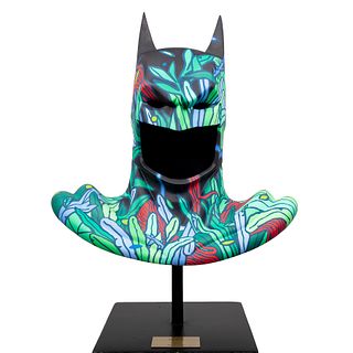ADRÍAN MENDOZA "HOLA SOBRE" (México, Siglo XX) HIEDRA Busto de Batman. Acrílico. 48 cm altura. Con pedestal y placa referida.
