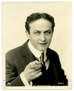 Houdini, Harry. Photographic Portrait of Houdini. New York: Apeda Studio, [1920]. Paramount Artcraft