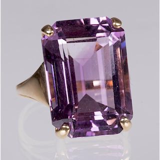 A 14kt. Yellow Gold and Amethyst Ring,