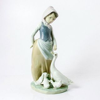 Feedtime 1001277 - Lladro Porcelain Figure