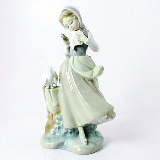 Girl With Pigeons 1004915 - Lladro Porcelain Figure