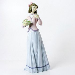 Innocence In Bloom 1007644 - Lladro Porcelain Figure