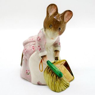 Hunca Munca Sweeping - Beswick - Beatrix Potter Figurine