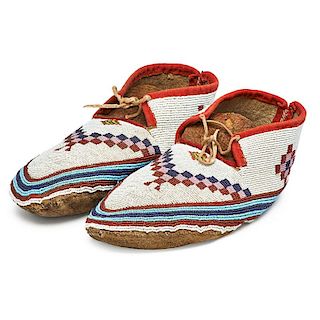 AMERICAN INDIAN BEADED HIDE MOCCASINS