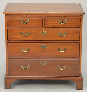 Kittinger Colonial Williamsburg custom mahogany bachelors chest with slide. ht. 20 in.; wd. 30 in.; dp. 18 in.