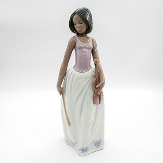 Nao by Lladro Figurine, Sweet Melody 02001338