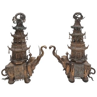 PAR DE INCENSARIOS JAPÓN, SIGLO XIX Fundición en bronce Diseño a manera de elefantes sosteniendo pagoda. 127 cm de alto.