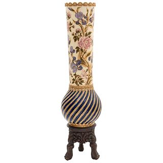 JARRÓN AUSTRIA-HUNGRÍA, CA. 1900 Elaborado en cerámica ZSOLNAY con base de madera. Jarrón: 105 cm de alto.