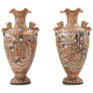 PAR DE JARRONES JAPÓN, SIGLO XX Estilo SATSUMA Elaborados en porcelana entintada con esmaltes polícromos y detalles al oro. 62 cm alto.