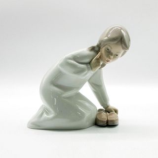 Little Girl With Slippers 1004523 - Lladro Porcelain Figurine