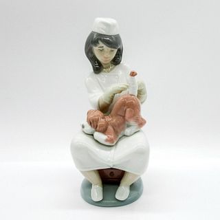 Little Veterinarian 1006348 - Lladro Porcelain Figurine