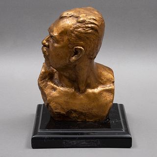 FIRMADO J. MARTÍNEZ. Busto de Lázaro Cárdenas. México. Siglo XX. Elaborada en bronce patinado. Con base de mármol negro.