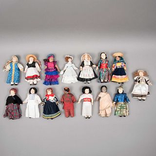 LOTE DE MUÑECAS DEL MUNDO SIGLO XX Elaboradas en porcelana, con trajes en textiles 22 cm Detalles de conservación Piezas: 15