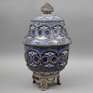 TIBOR MÉXICO, SIGLO XX Elaborado en cerámica  de Guanajuato tipo talavera con metal plateado Policromado en color azul sobre b...
