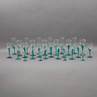 LOTE DE COPAS SIGLO XX Elaboradas en vidrio transparente y verde Decoración orgánica Consta de: 6 copas para agua, 6 copas p...