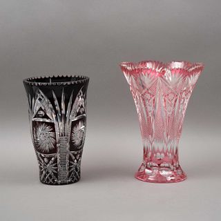PAR DE FLOREROS SIGLO XX Elaborados en cristal de Bohemia En tonos rosa y morado oscuro, decoraciones geométricas y en estrell...
