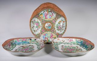 CHINESE EXPORT HANDLED SERVING PLATES