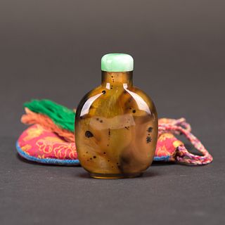 AN AGATE SNUFF BOTTLE WITH JADEITE FINIAL 