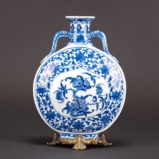 A BLUE AND WHITE MOONFLASK, QIANLONG MARK, QING DYNASTY 