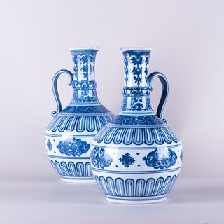 A PAIR OF BLUE AND WHITE POURING VESSEL 