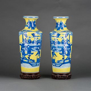 A PAIR OF BLUE AND WHITE YELLOW-GROUND ROULEAU VASES 