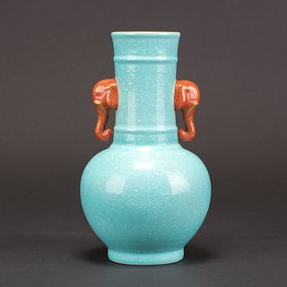 A TURQUOISE GROUND DOUBLE-EAR VASE, QIANLONG MARK 