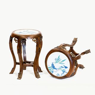 A PAIR OF BLUE AND WHITE PORCELAIN HARDWOOD STOOLS