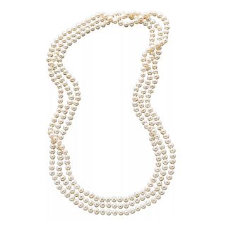 A STRING OF PEARL NECKLACE 