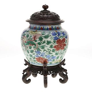 Antique Chinese wucai porcelain jar