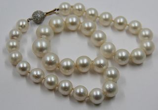 JEWELRY. Graduated Pearl Necklace.