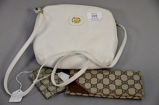 Gucci white leather handbag / purse with tan leather interior and dust bag and a Gucci tan canvas Boston wallet, and key holder.