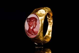 ROMAN GOLD RING WITH CARNELIAN INTAGLIO OF A FEMALE