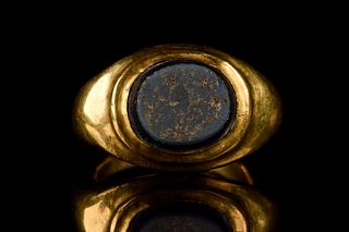 ROMAN GOLD SIGNET RING WITH SARDONYX INTAGLIO