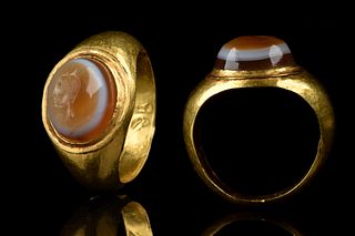 LATE ROMAN GOLD RING WITH AGATE PORTRAIT INTAGLIO