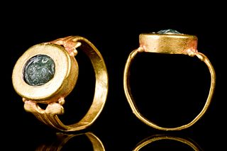 ROMAN GOLD EMERALD INTAGLIO RING WITH LION, MOON AND STAR